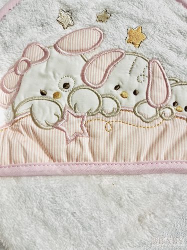 Babatörölköző kapucnival – fehér alapon rózsaszín nyuszi minta