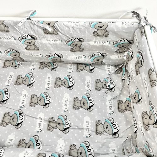 Mackó Klub – Járókabetét 100×100 cm | Baseball sapkás macis, 100% pamut, magasított rácsvédővel