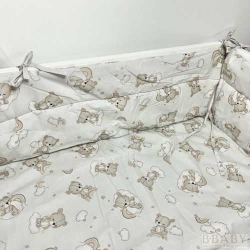 Szivárvány Álom – Járókabetét 120×120 cm | Felhőn alvó macis, bézs, 100% pamut, magasított rácsvédővel