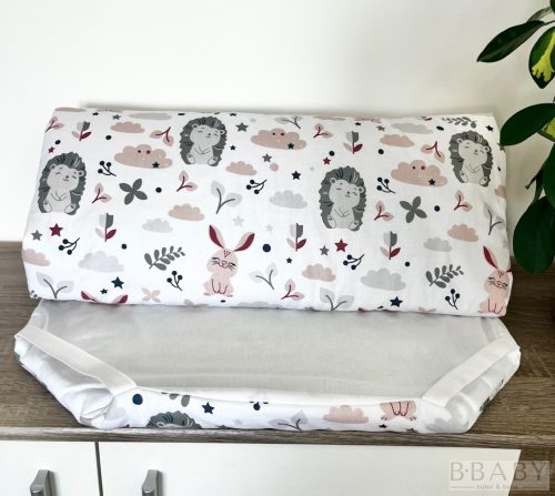 Boldog nyuszi és süni mintás ovis derékalj – 56x130 cm-es puha, pamut fekvőalátét kisgyermekeknek