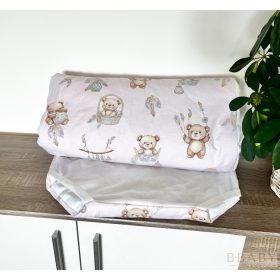 Álomfogó mackók mintás ovis derékalj 56x130 cm – pasztell rózsaszín alapon szürke árnyalatú macikkal és álomfogó tollakkal