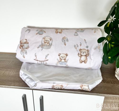 Álomfogó mackók mintás ovis derékalj 56x130 cm – pasztell rózsaszín alapon szürke árnyalatú macikkal és álomfogó tollakkal