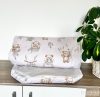 Álomfogó mackók mintás ovis derékalj 56x130 cm – pasztell rózsaszín alapon szürke árnyalatú macikkal és álomfogó tollakkal