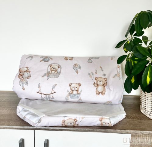 Álomfogó mackók mintás ovis derékalj 56x130 cm – pasztell rózsaszín alapon szürke árnyalatú macikkal és álomfogó tollakkal