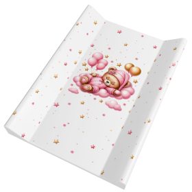 Felhős Maci rózsaszín pelenkázólap – puha peremes, felhőn alvó mackóval, 70×50 cm