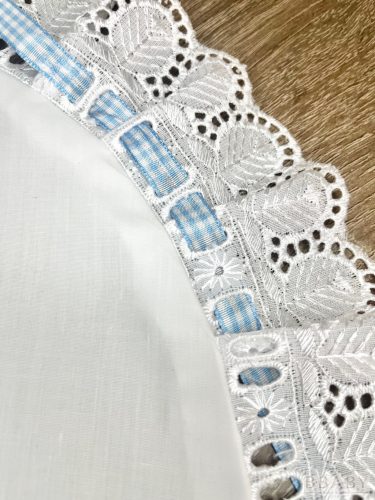 Hagyományos pólyahuzat madeira csipkével – klasszikus elegancia és biztonság minden pillanatban