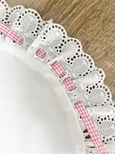 Hagyományos pólyahuzat madeira csipkével – klasszikus elegancia és biztonság minden pillanatban