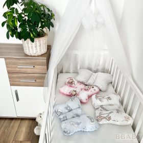 Szivárványos maci pillangópárna – bézs színű fejformázó babapárna minky hátoldallal