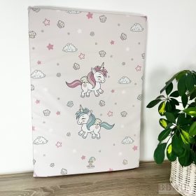   Sík pelenkázólap 50x70 – Unikornis mintával rózsaszín | Puha, vízlepergető pelenkázó alátét kislányoknak