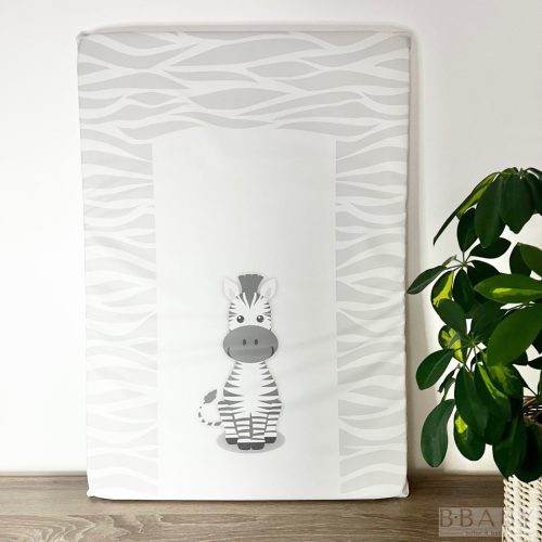 Sík pelenkázólap 50x70 – Zebra Zénó mintával | Vízlepergető, puha alátét kisbabáknak