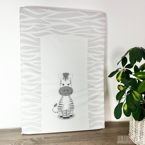 Sík pelenkázólap 50x70 – Zebra Zénó mintával | Vízlepergető, puha alátét kisbabáknak