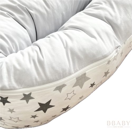 Egyenes vonalú kismamapárna – Little Star | Szürke nyugalom aprócsillagokkal babának és mamának