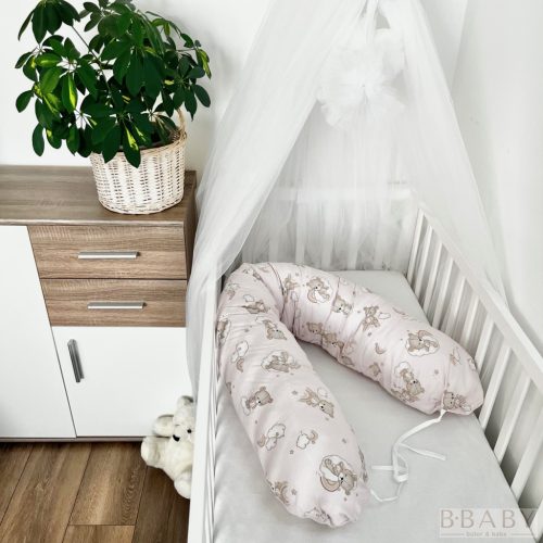 Egyenes vonalú kismamapárna – Álomfelhő (rózsaszín) | Szivárványos alvó macikkal a nyugodt babázásért