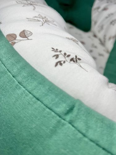 muszlin pamut babafészek smaragd zöld és leveles mintával
