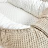 mogyoró színű waffle és krém wellsoft babafészek – érzékszervi fejlesztő kuckó újszülötteknek