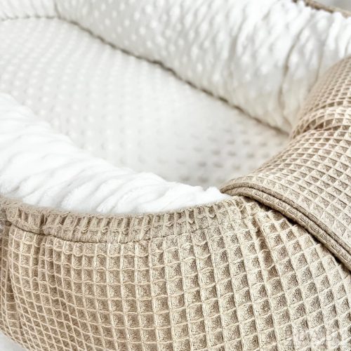 mogyoró színű waffle és krém wellsoft babafészek – érzékszervi fejlesztő kuckó újszülötteknek