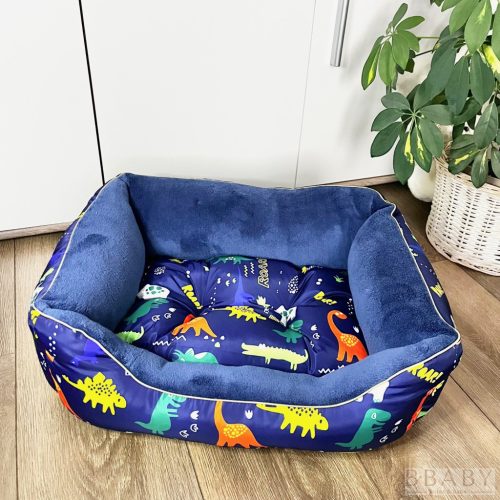 Dínó S kutyafekhely – Kicsi kuckó 2–5 kg-ig | Sötétkék plüss belső, dínós vízlepergető huzattal