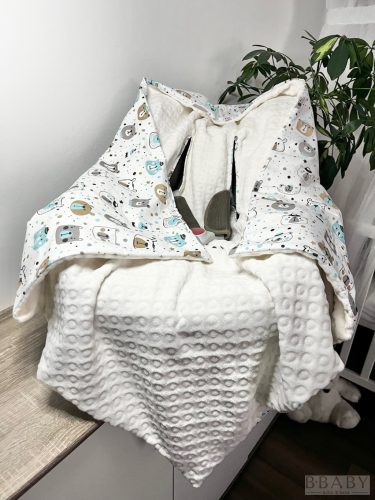 MaciPofik – Bélelt babatakaró hordozóba 88×88 cm | Mackó arc mintás pamut, mogyoró wellsoft, kapucnis, övátbújós kialakítás