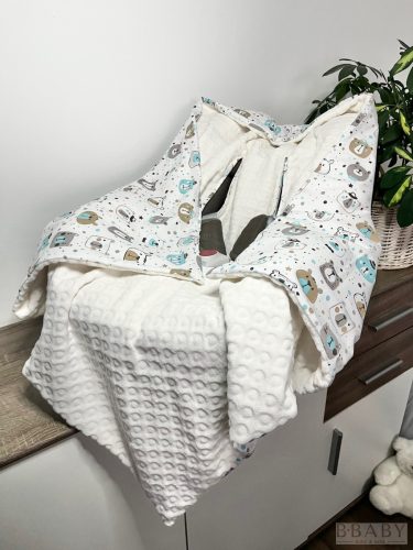 MaciPofik – Bélelt babatakaró hordozóba 88×88 cm | Mackó arc mintás pamut, mogyoró wellsoft, kapucnis, övátbújós kialakítás