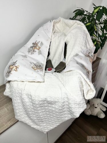 MackóPilóta – Bélelt babatakaró hordozóba 88×88 cm | Repülős macis pamut, krém wellsoft, kapucnis, övátbújós kialakítás