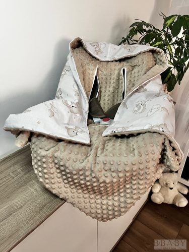 SzivárványMackó – Bélelt babatakaró hordozóba 88×88 cm | Pamutvászon, mogyoró minky, kapucnis, övátbújós kialakítás