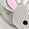 Jerry baby szundi párna – szürke waffle és plüss test, rózsaszín fülekkel