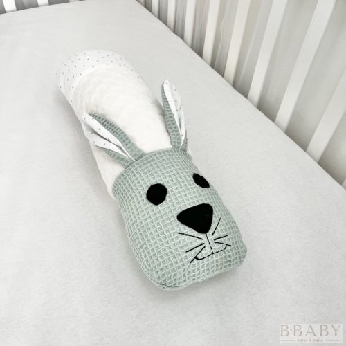 Little Bunny szundi hengerpárna – nyuszi figura, menta waffle pamutból, babáknak készült, mosható kivitel