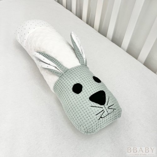 Little Bunny szundi hengerpárna – nyuszi figura, menta waffle pamutból, babáknak készült, mosható kivitel