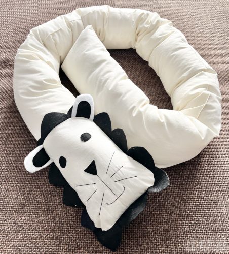 Leo – Oroszlán szundi hengerpárna 200x20 cm | Pamut huzat, antiallergén töltet, babáknak és kismamáknak