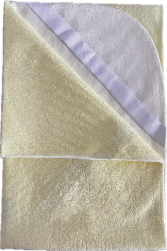 Halvány sárga vízhatlan matracvédő lepedő 40x90 cm – OEKO-TEX pamut felső réteg, gumis szegéllyel, babaágyra terítve