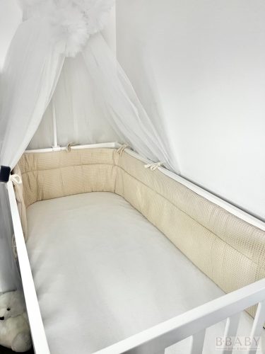 Bézs rácsvédő kiságyba – puha fejvédő a baba biztonságáért