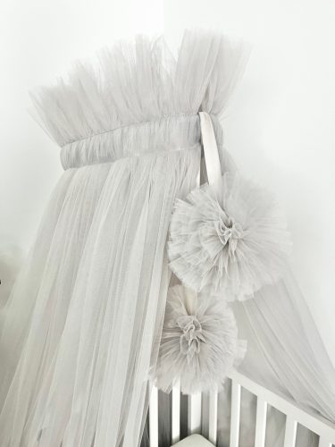 Tüll baldachin függöny pomponokkal – babaszoba dekoráció 150x600 cm