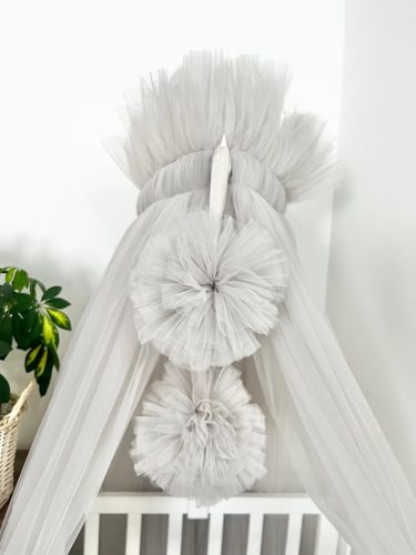 Tüll baldachin függöny pomponokkal – babaszoba dekoráció 150x600 cm